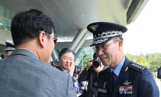 역대 참모총장과 인사하는 손석락 신임 참모총장