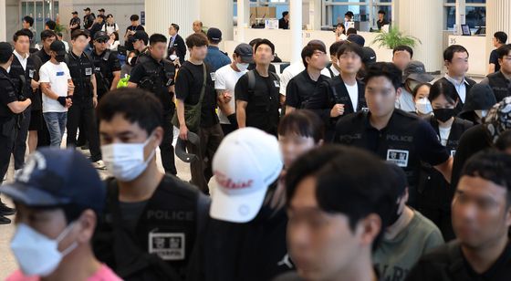 인천공항으로 송환되는 필리핀 한국인 범죄 피의자들