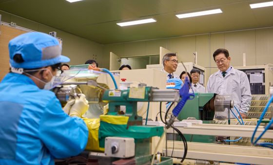 강소기업 현장 시찰하는 이재명 대통령