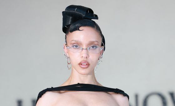 에프케이에이 트윅스, 과감한 의상