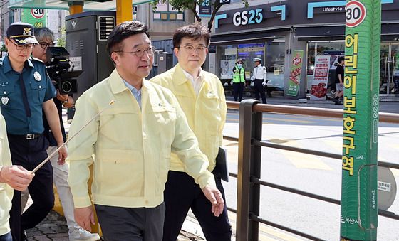 어린이보호구역 둘러보는 윤호중 장관