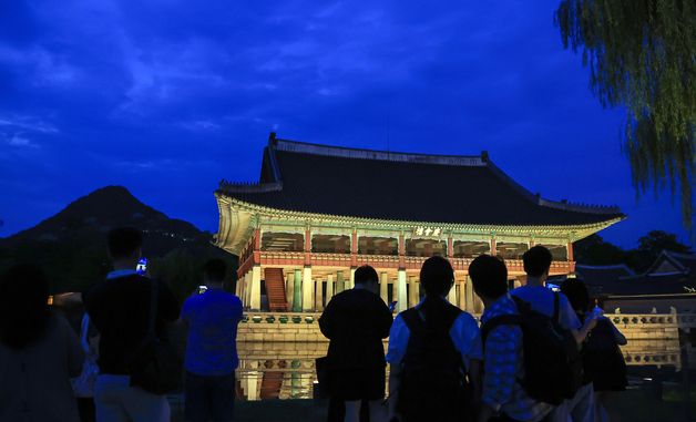 푸른 어둠 깔린 경복궁 경회루