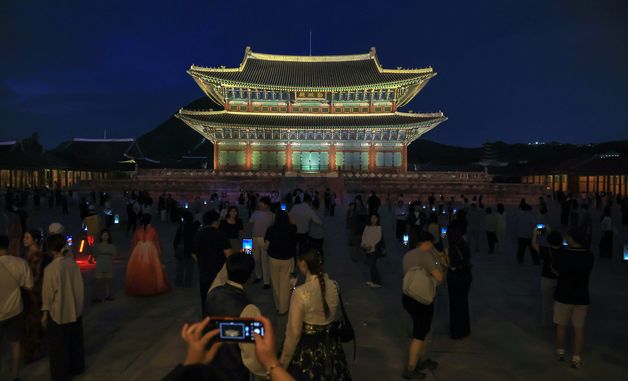 불 밝힌 근정전 '경복궁 야간 관람