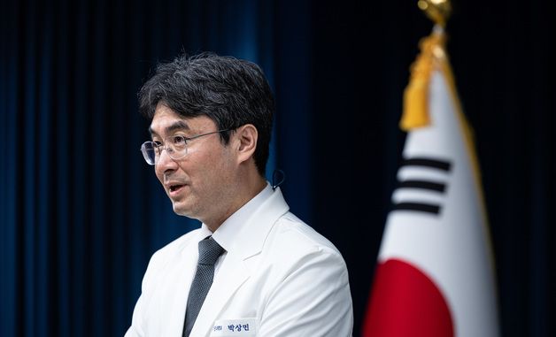 영부인 일정 관련 브리핑 하는 박상민 대통령 주치의