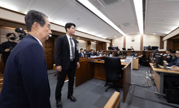 재판장 들어서는 한덕수 전 국무총리