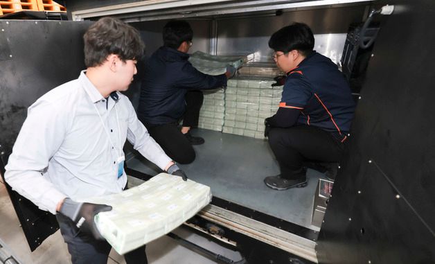 추석 화폐 공급하는 한국은행 관계자들