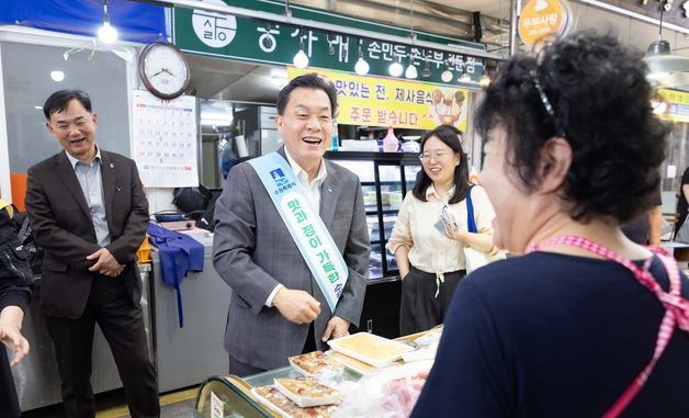 추석 앞둔 상인들 응원하는 이재준 수원시장