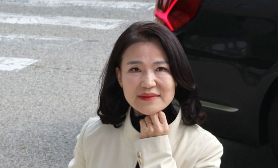 출근하는 이진숙 방통위원장