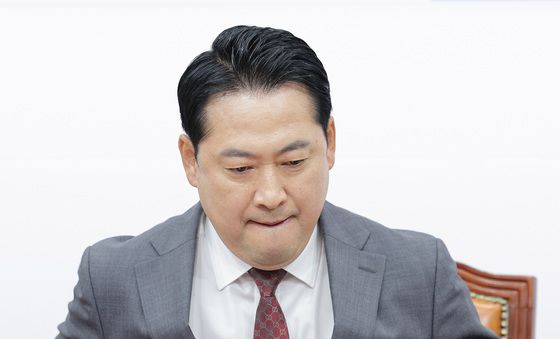 굳은 표정의 장동혁 대표