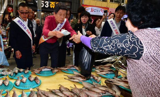 추석 제수용 생선 구입하는 이강덕 시장