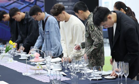 '올바른 식기 방향은?'