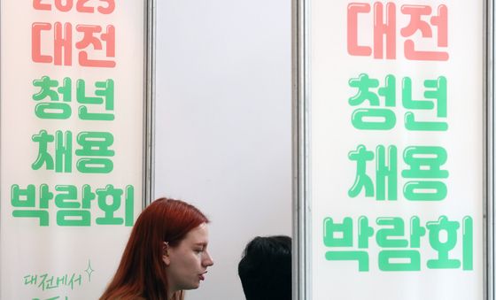 면접 보는 외국인 구직자