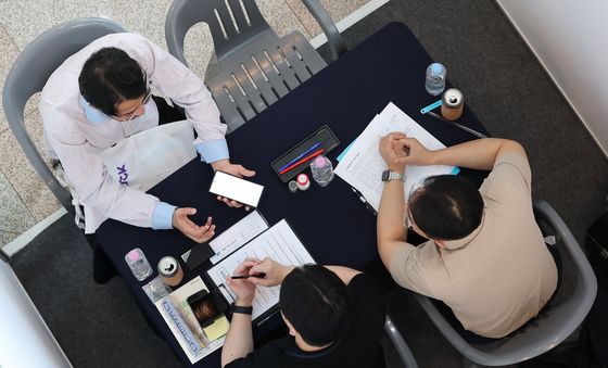 면접 보는 외국인 구직자