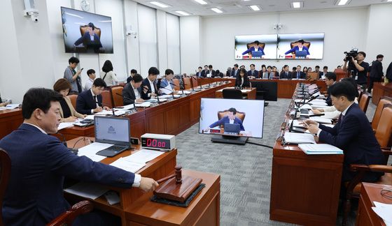 연금개혁특위 개의하는 윤영석 위원장