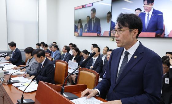 연금개혁특위 업무보고하는 권창준 차관