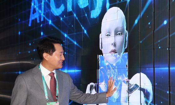 로봇 손과 터치하는 오세훈 시장