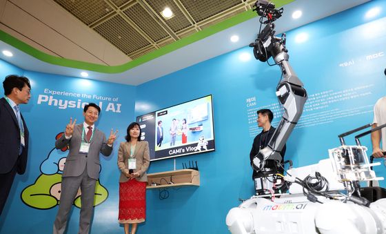 AI 촬영로봇 앞 포즈 취하는 오세훈 서울시장