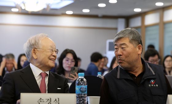 대화 나누는 노사