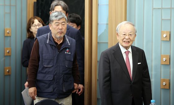 토론회 참석하는 경총회장·한국노총 위원장