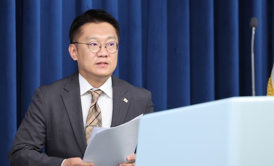 브리핑룸 들어서는 김남준 신임 대변인