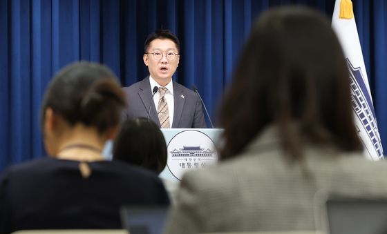 국무회의 관련 브리핑하는 김남준 대변인