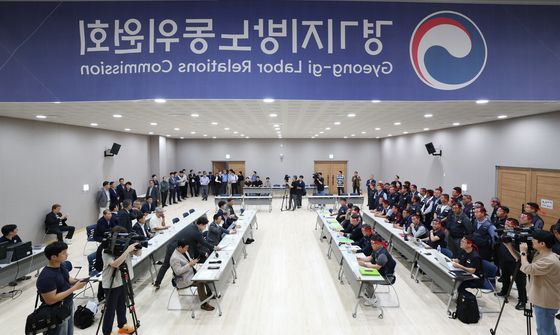 경기 버스노사 2차 조정회의 열린 경기지방노동위원회