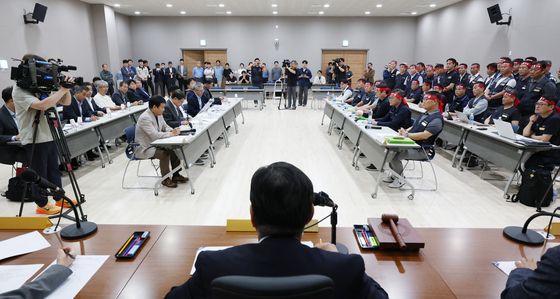 경기 버스노사 2차 조정회의 열린 경기지방노동위원회