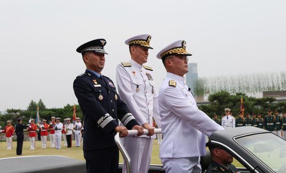 열병하는 신임·이임 합창의장