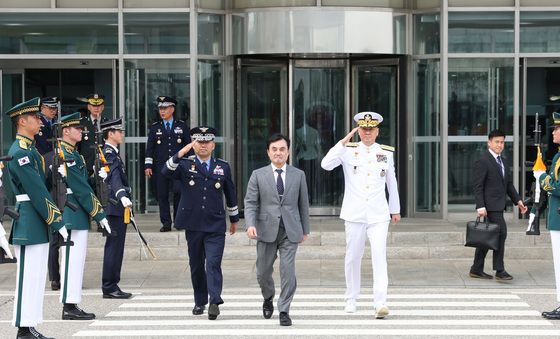행사장 입장하는 안규백 장관과 신임·이임 합참의장