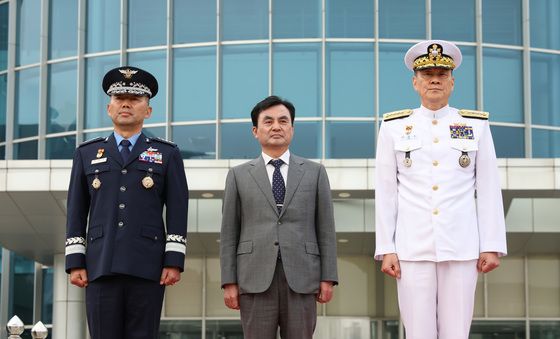 행사장 참석하는 안규백 장관과 신임·이임 합참의장