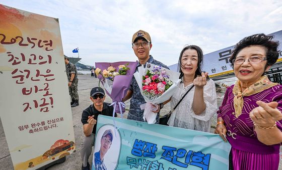 '반가운 가족'…청해부대 45진 진해 입항