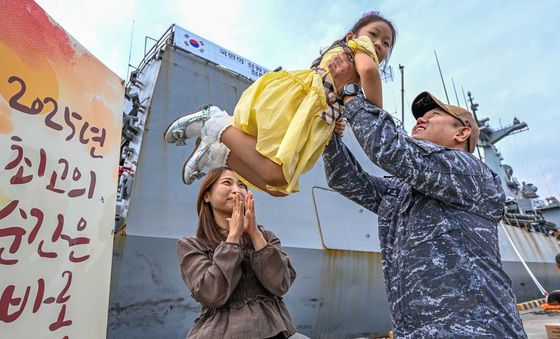 '반가운 가족'…청해부대 45진 진해 입항