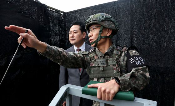 지형 관련 설명 듣는 장동혁