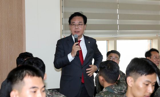 장병들 격려하는 송언석