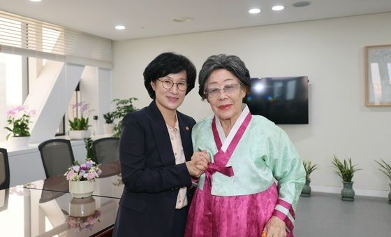 원민경 여가부 장관, 이용수 할머니와 환담