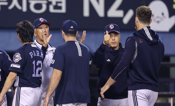 '콜 어빈 향해 엄지 척'