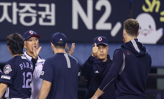 '콜 어빈 향해 엄지 척'