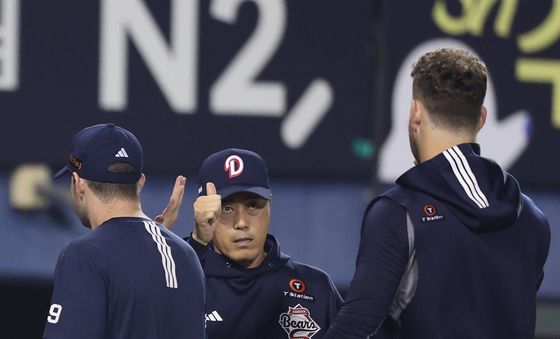 조성환 감독대행, 승리투수 콜 어빈 향해 엄지척