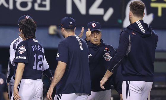 조성환 감독대행, 승리투수 콜 어빈 향해 엄지척