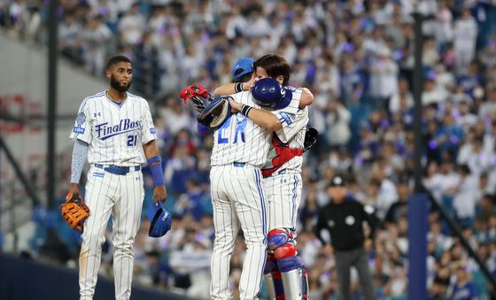 오승환, 강민호와 뜨거운 포옹