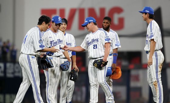 김재윤에게 공 넘기는 오승환