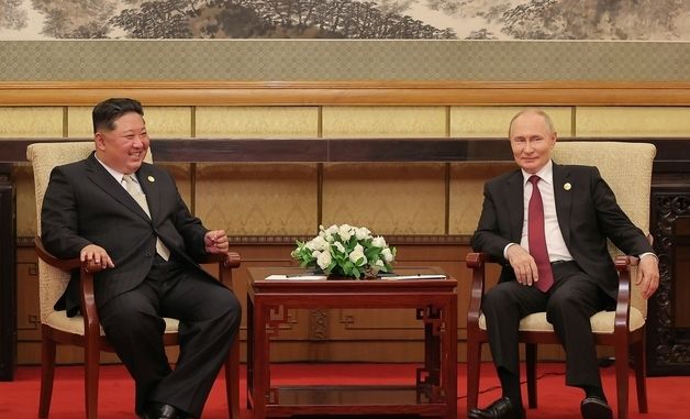 中 전승절 열병식 뒤 회담하는 북러 정상