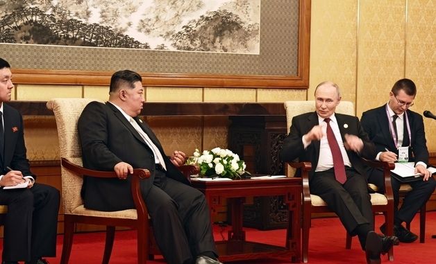 中 전승절 열병식 뒤 회담하는 북러 정상