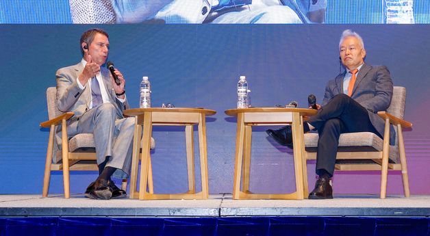 답변하는 네이턴 로젠버그 대표