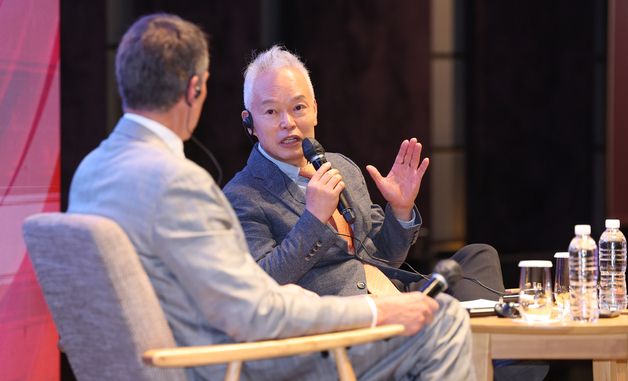 네이턴 로젠버그 대표에게 질문하는 백용호 이사장