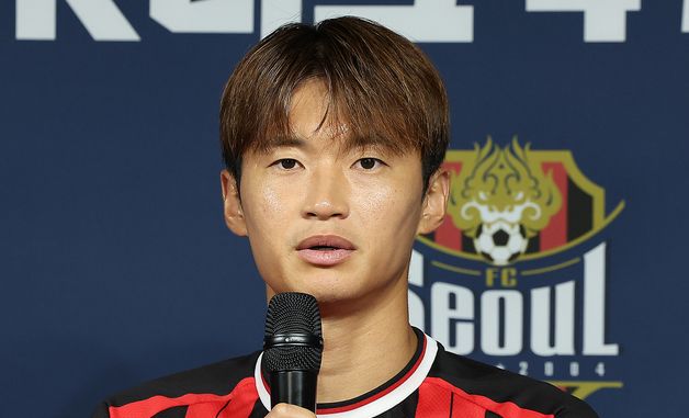 취재진 질문에 답변하는 김진수