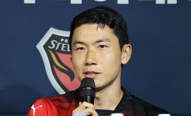 취재진 질문에 답변하는 김인성