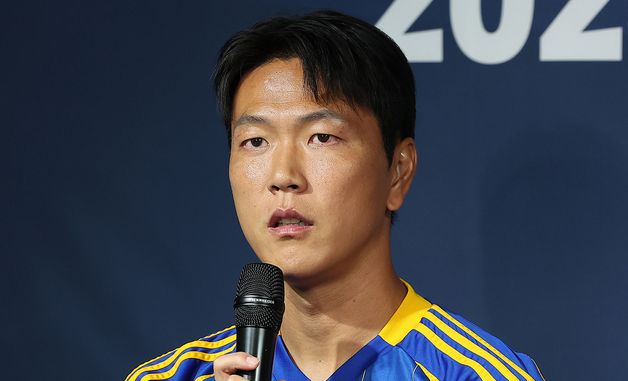 취재진 질문에 답변하는 김영권