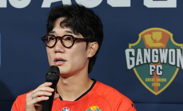 취재진 질문에 답변하는 이유현