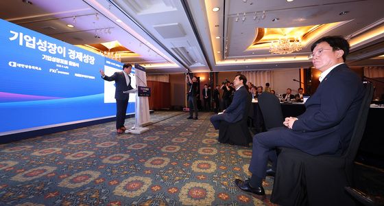 최태원 회장 기조연설 듣는 구윤철 부총리·김영훈 장관